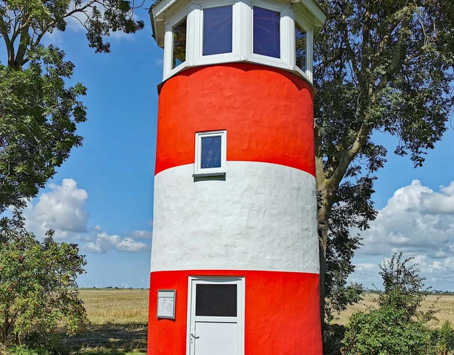 Liebevoll hinterm Deich: Leuchtturm