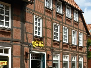 Alter Posthof Außenansicht Fachwerkgebäude mit traditioneller Backsteinfassade und roten Ziegeln in einer ruhigen Straße.