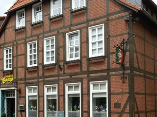 Alter Posthof Außenansicht Zweistöckiges Fachwerkgebäude mit rotem Ziegeldach, repräsentative Fensterfront in historischer Optik.