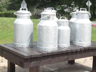 Historische Milchkannen Denkmal von Historische Milchkannen.