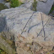 Historischer Wegweiserstein an der Lippischen Velmerstot mit eingemeißelten Richtungsanweisungen.