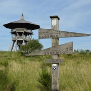 Eggeturm an der Preussischen Velmerstot Eggeturm aus Holz auf einer Wiese; Wegweiser Richtung Eggeweg und Preußische Velmerstot im Vordergrund.