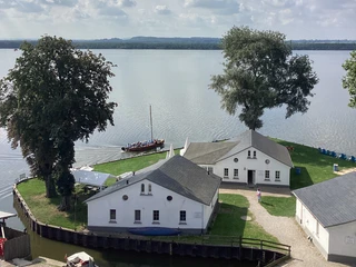 Blick von der Festung Insel Wilhelmstein Blick von oben auf die Insel Wilhelmstein im Steinhuder Meer mit Gebäuden und ruhigem Wasser.