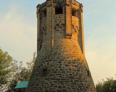 Bismarckturm in Tecklenburg Bismarckturm in Tecklenburg: Historischer Aussichtsturm aus Sandstein im warmen Licht der Abendsonne.