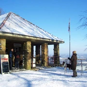 Schwedenschanze im Winter Winterliche Schwedenschanze mit schneebedecktem Dach, Besuchern und Blick auf die verschneite Landschaft.