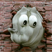 otto2 Otto-Huus in Emden: Ein riesiger Ottifant bricht durch die Ziegelmauer.