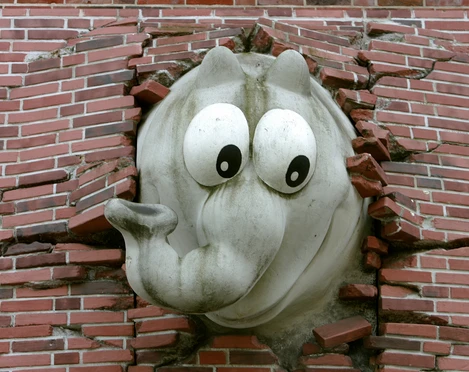 otto2 Otto-Huus in Emden: Ein riesiger Ottifant bricht durch die Ziegelmauer.