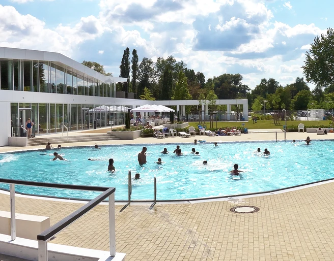 Nichtschwimmerbecken Sport- und Freizeitbad Allerwelle Gifhorn Blick auf das Nichtschwimmerbecken im Freibad vom Sport- und Freizeitbad Allerwelle Gifhorn
