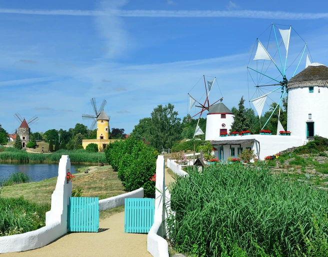 Blick auf die südländischen Mühlen im Internationalen Mühlenmuseum Gifhorn