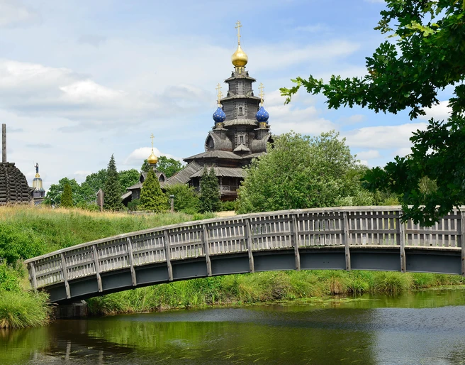 Blick auf die Russisch-Orthodoxe Holzkirche Blick auf die Russisch-Orthodoxe Holzkirche auf dem Gelände des Mühlenmuseums Gifhorn