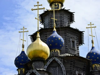 Goldene Kuppeln Goldene Kuppeln auf der Russisch-Orthodoxen Holzkirche auf dem Gelände des Internationalen Mühlenmuseums Gifhorn