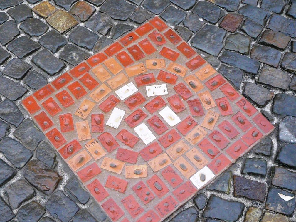 Kunstpfad zu den Sehenswürdigkeiten in der Stadt Gifhorn Bodenmosaik am Kunstpfad zu den Sehenswürdigkeiten in der Stadt Gifhorn