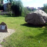Findling an der Lüneburger Straße in Gifhorn Blick auf den großen Findling an der Lüneburger Straße in Gifhorn