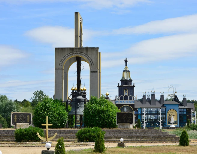 Europäische Freiheitsglocke in Gifhorn Europäische Freiheitsglocke im Vordergrund des Glocken-Palasts in der Südheide Gifhorn
