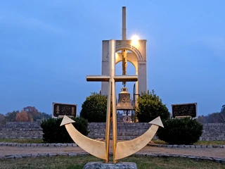 Beleuchtete Freiheitsglocke Beleuchtete Europäische Freiheitsglocke nahe dem Mühlenmuseum Gifhorn