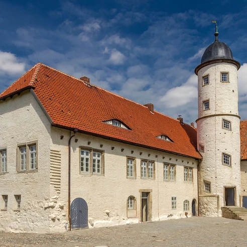 Burg Brome Blick auf die helle Fassade der Burg Brome