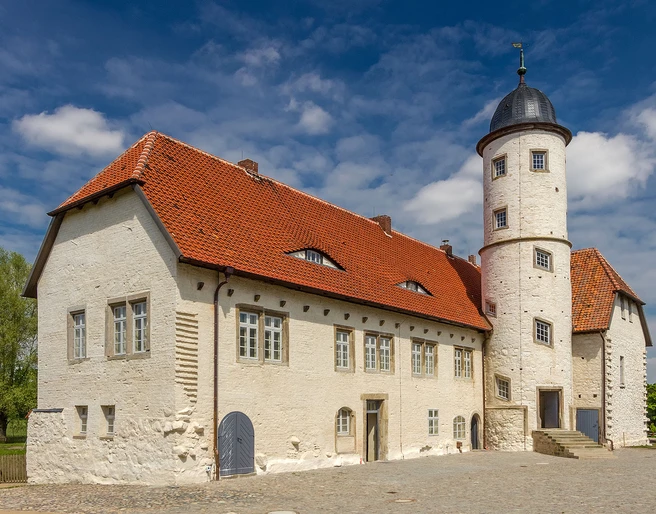 Burg Brome Blick auf die helle Fassade der Burg Brome