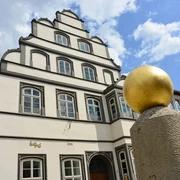 Blick auf das Kavalierhaus Blick auf das Kavalierhaus Gifhorn und den Meilenstein