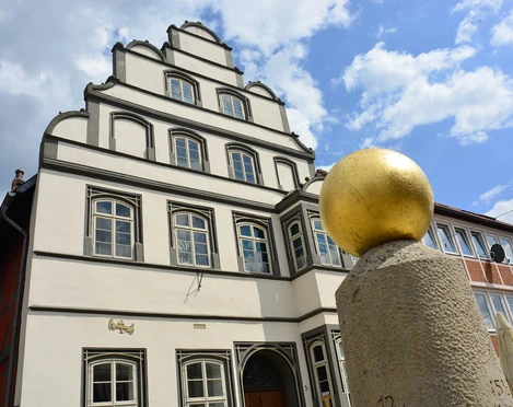 Blick auf das Kavalierhaus Blick auf das Kavalierhaus Gifhorn und den Meilenstein
