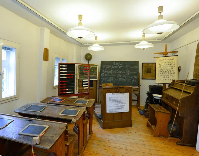 Tafel im Klassenzimmer im Schulmuseum Steinhorst in der Südheide Gifhorn Tafel im Klassenzimmer im Schulmuseum Steinhorst in der Südheide Gifhorn