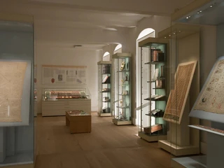 Museum im Kloster Isenhagen Ausstellungsfläche mit Vitrinen im Kloster Isenhagen in Hankensbüttel