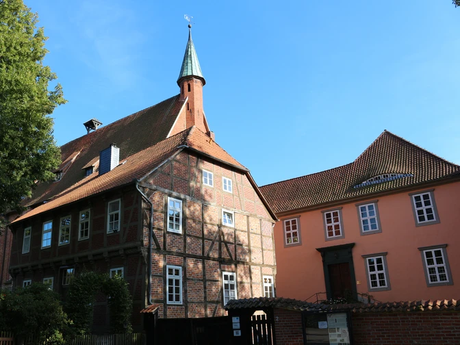 Eingangsbereich Kloster Isenhagen Blick auf die Fassade vom Kloster Isenhagen in Hankensbüttel