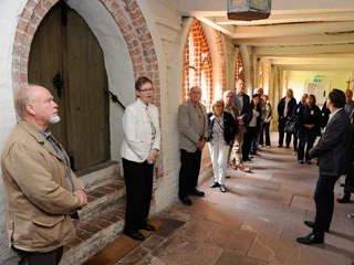 Kreuzgang im Kloster Isenhagen Besuchergruppe im Kreuzgang des Kloster Isenhagen in Hankensbüttel