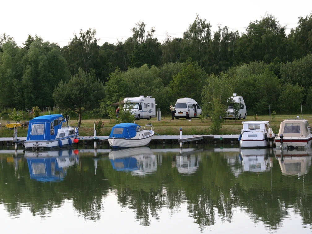 Blick auf Boote und Wohnmobilstellplatz Blick auf Boote und Wohnmobilstellplatz am Sportboothafen Wittingen
