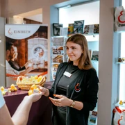 Tourist-Information im Eickeschen Haus Eine Mitarbeitende der Tourist-Info bei der Arbeit.