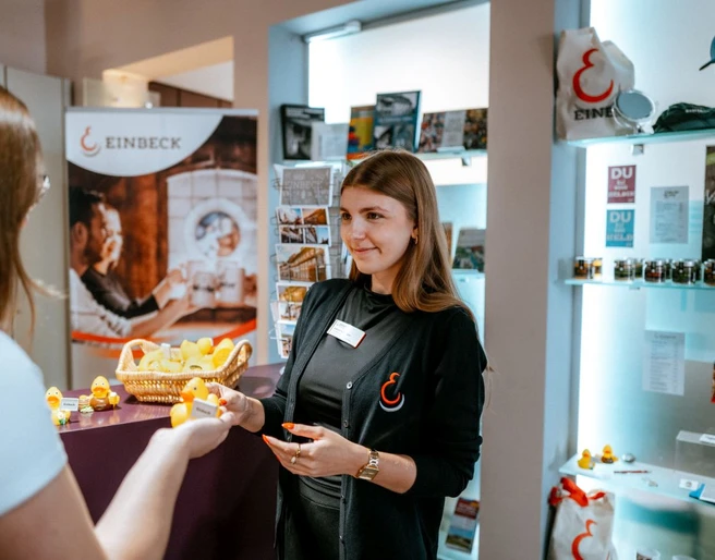 Tourist-Information im Eickeschen Haus Eine Mitarbeitende der Tourist-Info bei der Arbeit.