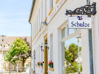 Schild mit Schriftzug am Ladencafe Schulze in Borgholzhausen