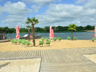 Strand am Bernsteinsee am Cable Resort Strand mit Liegestühlen mit Blick auf den Bernsteinsee nahe dem Cable Resort