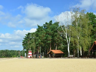 Spielplatz am Strand am Bernsteinsee mit Leuchtturm