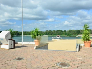 Blick von der Terrasse an den Strand am Bernsteinsee