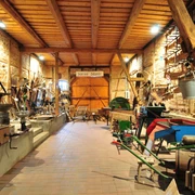 Museumsscheune im Dorf Lüben Ausstellung von landwirtschaftlichen Geräten in der Museumsscheune im Dorf Lüben