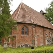 Kapelle in Esperke Historische Kapelle aus rotem Backstein mit Satteldach und Sprossenfenstern umgeben von grünem Rasen.