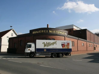 Brauerei Wittingen LKW der Wittinger Privatbrauerei steht vor dem Brauereigebäude in Wittingen