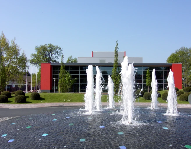 Blick auf die Stadthalle Gifhorn mit Fontaine