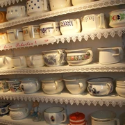 Nachttopfmuseum Wasbüttel Nachttöpfe in Regalen im Nachttopfmuseum Wasbüttel