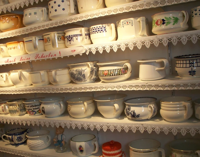 Nachttopfmuseum Wasbüttel Nachttöpfe in Regalen im Nachttopfmuseum Wasbüttel