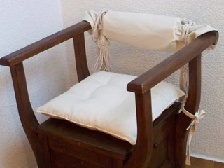 Nachttopfmuseum - hölzerner Nachtstuhl Hölzerner Nachtstuhl im Nachttopfmuseum Wasbüttel