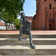 Schusterjunge vor der St. Stephanus Kirche Schusterjunge vor der St. Stephanus Kirche in Wittingen