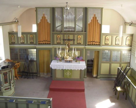 Fachwerk-Kapelle Winzlar Innenansicht Innenansicht der historischen Fachwerk-Kapelle Winzlar, mit Altar, Orgel und hölzerner Kanzel.