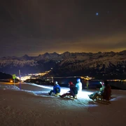 niederhorn-sternenschlitteln-schnee-nacht-panorama