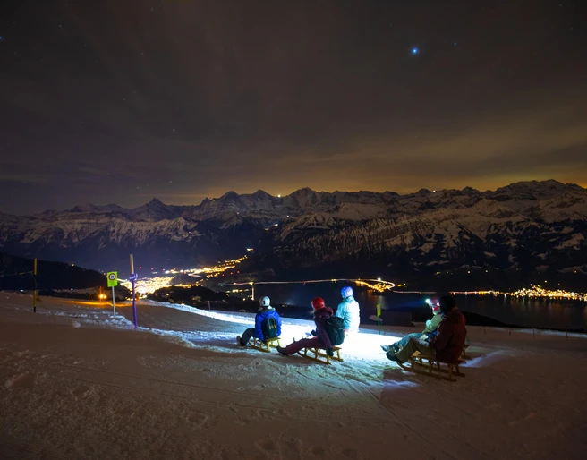 niederhorn-sternenschlitteln-schnee-nacht-panorama