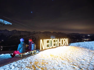 niederhorn-sternenschlitteln-schrift-nacht-schnee