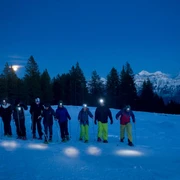 niederhorn-schneeschuhlaufen-winter-dunkel-stirnlampe-bergpanorama