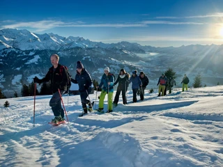 niederhorn-schneeschuhlaufen-winter-gefuehrte-tour-abendstimmung-sonne