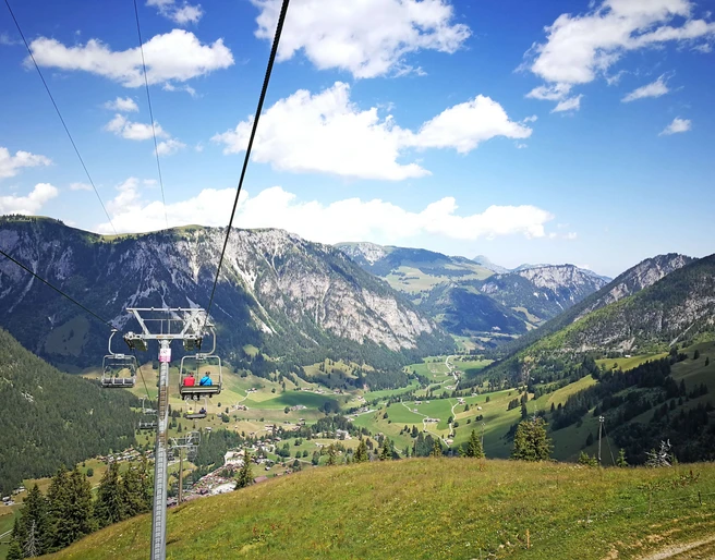Sesselbahn Grimmialp Sommer und Winter in Betrieb