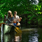 Kanu fahren auf der Luhe Zwei Menschen in einem Kanu genießen die Fahrt auf dem von Bäumen gesäumten Fluss.